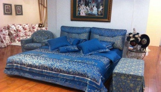長春市皇家馬車家具有限公司主要對(duì)產(chǎn)品的購銷和研發(fā),近年來公司為廣大客戶提供了高效,高質(zhì),放心省心,舒心的優(yōu)質(zhì)服務(wù)的產(chǎn)品保障。 公司為長春眾多家庭服務(wù)了沙發(fā)專業(yè)定制,軟床量尺定做、單雙人床、沙發(fā)床、上下床 等業(yè)務(wù),得到了廣大顧客的信賴和認(rèn)可。 質(zhì)量管理:嚴(yán)格把控每一道制造工序,對(duì)原材料、布和海綿的供應(yīng)商要求其提供環(huán)境保護(hù)標(biāo)準(zhǔn)證書。產(chǎn)品干燥速度及防蟲處理都經(jīng)過嚴(yán)格測(cè)試。類似無紡布這樣的細(xì)節(jié)也符合嗅覺環(huán)保標(biāo)準(zhǔn)。公司承諾:我們的產(chǎn)品將帶給您舒適、健康的生活享受。 我們的優(yōu)勢(shì): 1、多年的歐式法式家具設(shè)計(jì)生產(chǎn)經(jīng)驗(yàn) 2、公司追求長期穩(wěn)定的業(yè)務(wù)合作關(guān)系 3、公司位置良好,物流運(yùn)輸便利 4、實(shí)體工廠直接供貨,減少貿(mào)易環(huán)節(jié)成本 5、產(chǎn)品顏色及尺寸可根據(jù)客戶需要更改 6、客戶遍布國內(nèi)各大城市 7、產(chǎn)品出廠到運(yùn)輸,全程提供質(zhì)量保證 8、零售業(yè)務(wù)具有巨大的數(shù)量優(yōu)勢(shì)